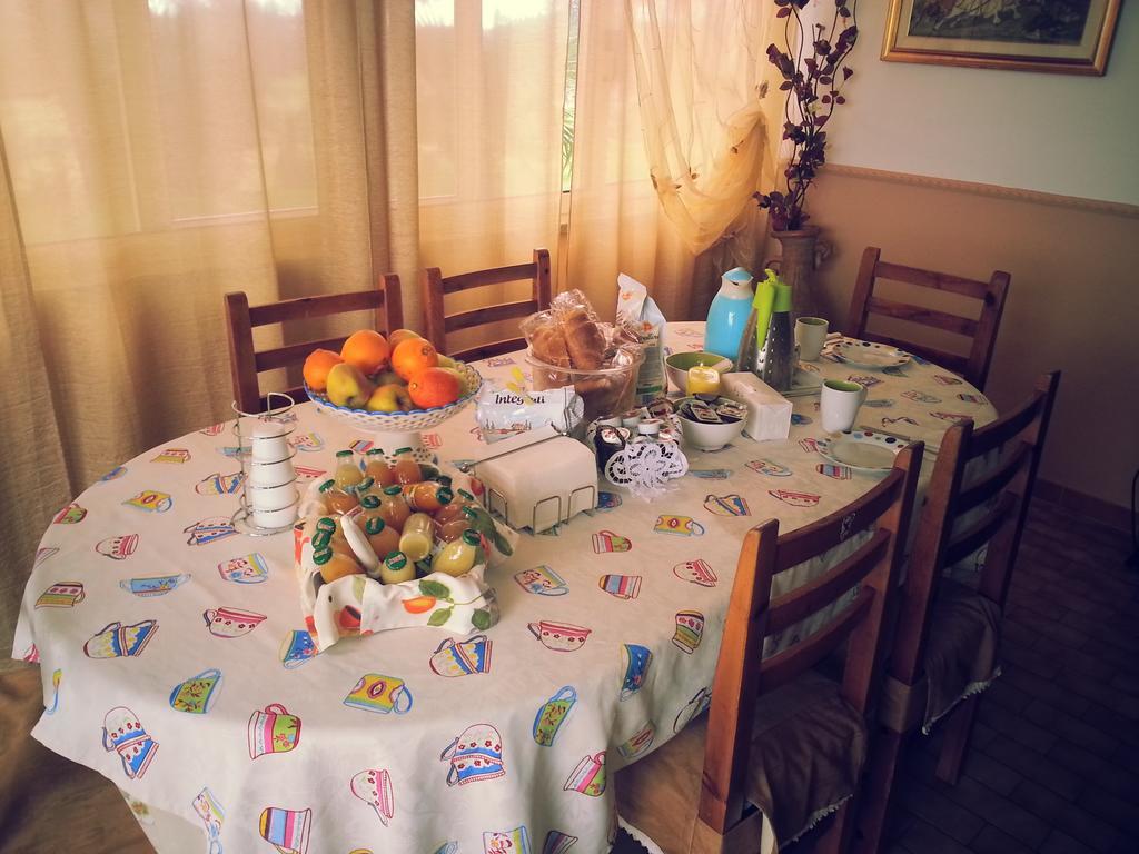 Bed and Breakfast La Finestra Sul Cortile Pomezia Exterior foto